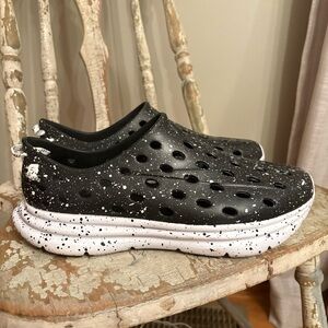 Kane Footwear Revive Active Recovery Shoes Black/White unisex Men 10/Women 12